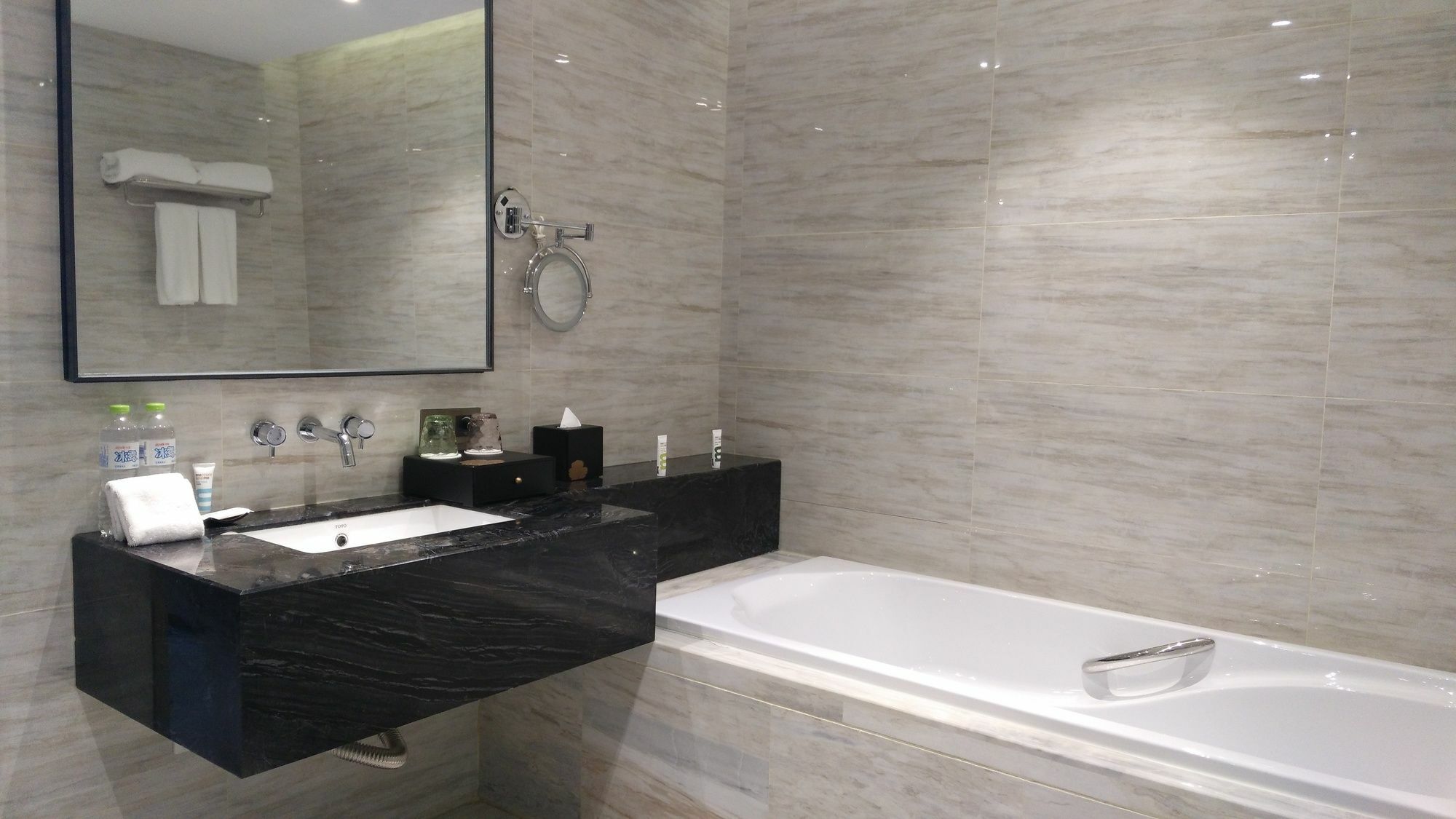 Hilton Garden Inn Wuhan Hankou Экстерьер фото