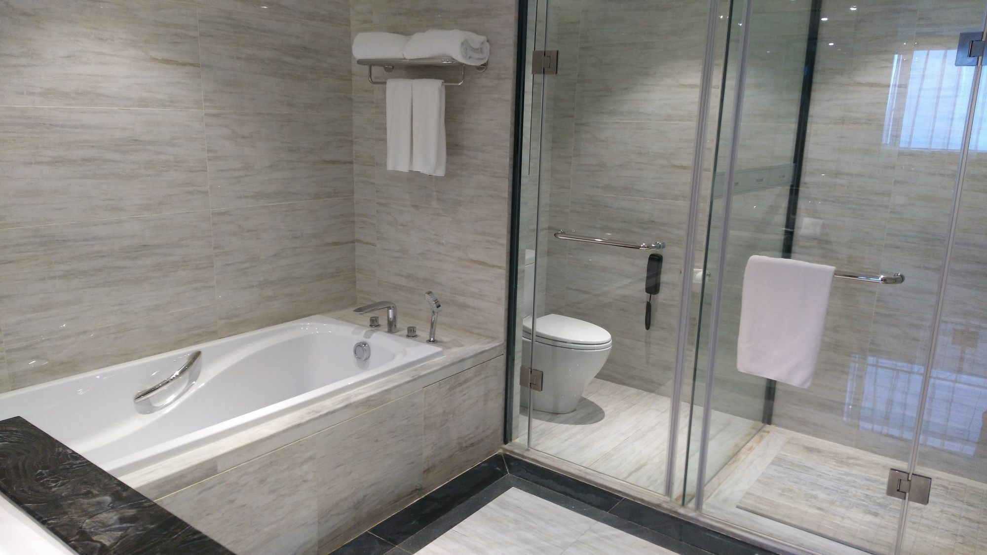 Hilton Garden Inn Wuhan Hankou Экстерьер фото